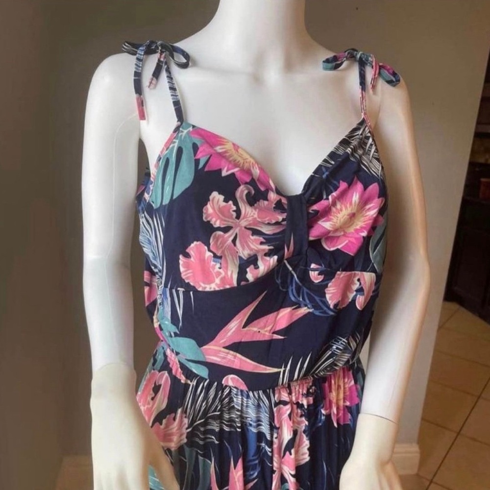 Blue New Women’s Floral Tropical Jumpsuit size Large
New with tags
Straps - Picture 2 of 6